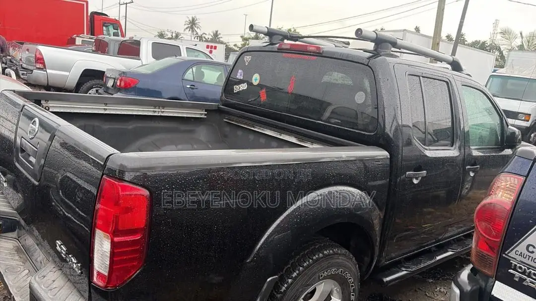Nissan Frontier Crew Cab LE 4x4 2011 Black