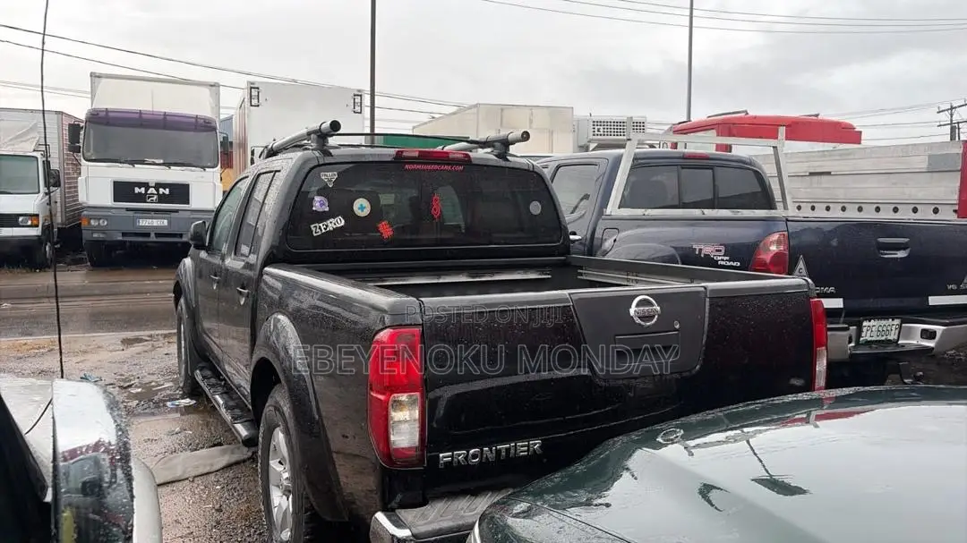 Nissan Frontier Crew Cab LE 4x4 2011 Black