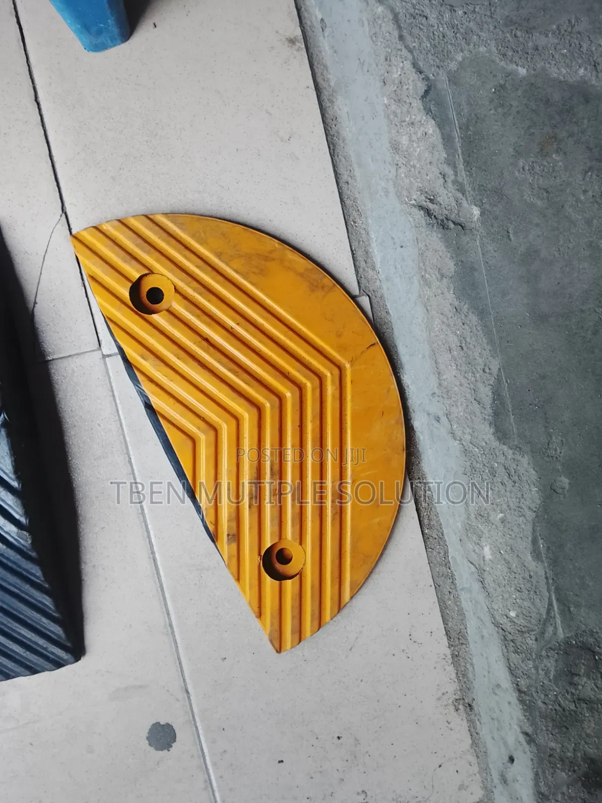Heavy-Duty Rubber Speed Bump 1meter by 50mm