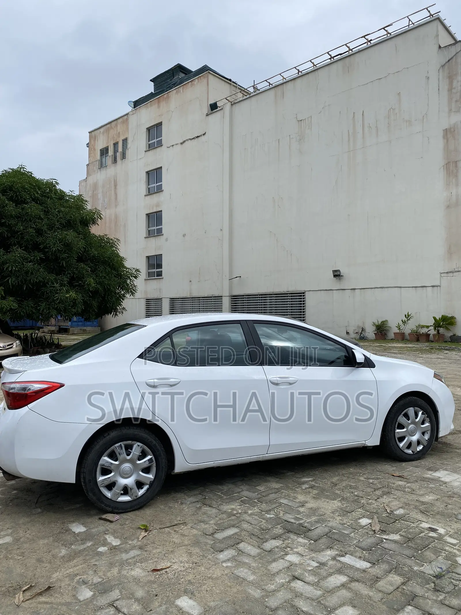 Toyota Corolla LE Premium 4dr Sedan (1.8L 4cyl CVT) 2014 White