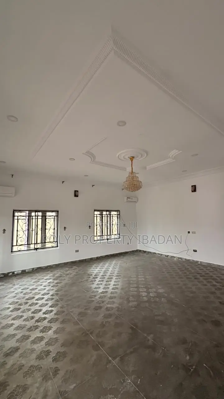 5bdrm Duplex in Kolapo Ishola Gra, Akobo for rent