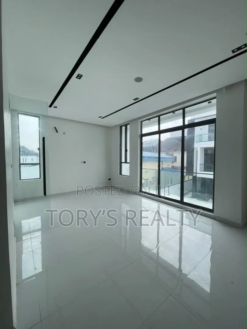 4bdrm Duplex in Chevron for sale