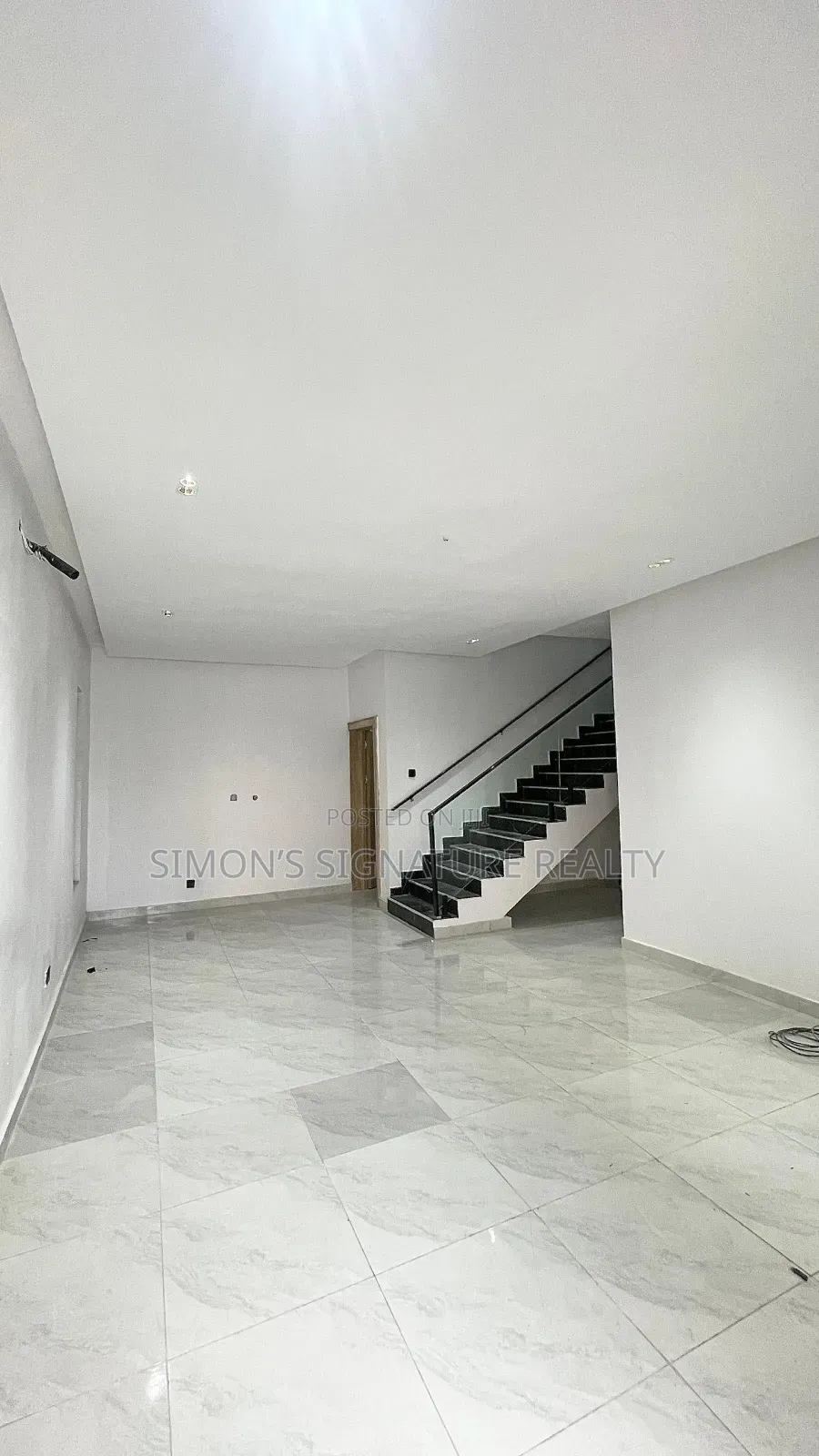 4bdrm Duplex in Chevron for sale