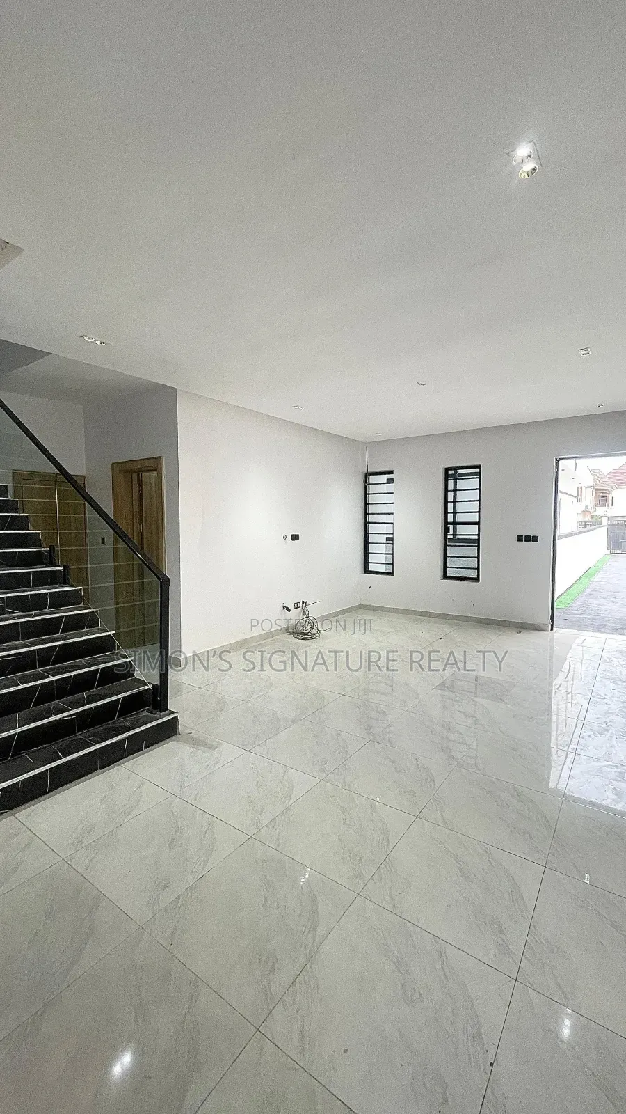 4bdrm Duplex in Chevron for sale