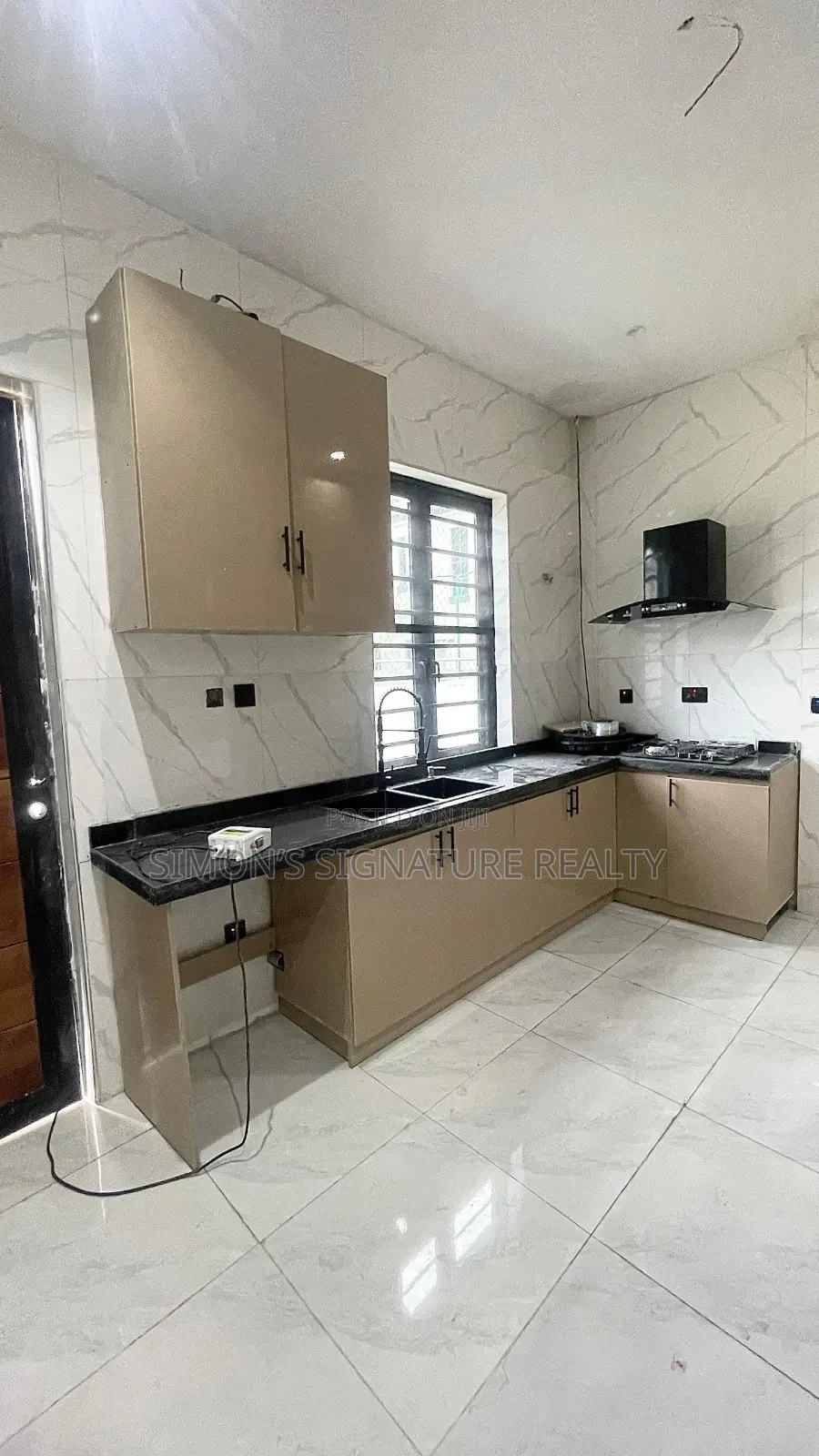 4bdrm Duplex in Chevron for sale