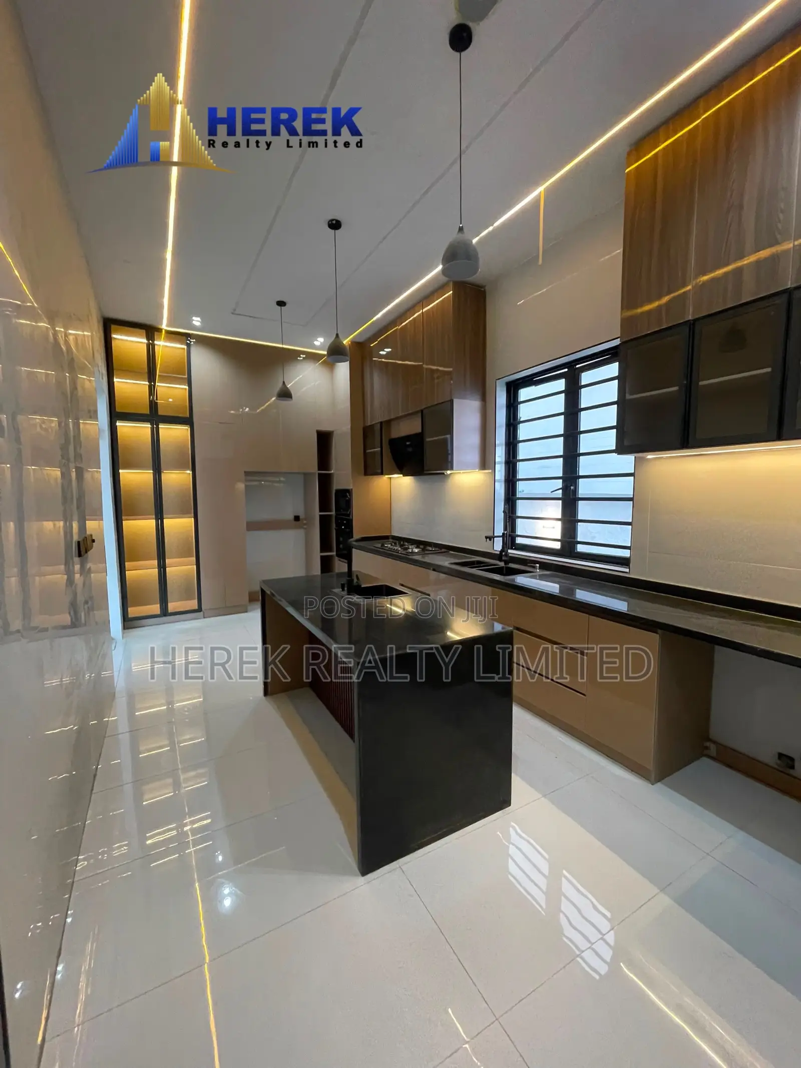 5bdrm Duplex in Ado Ajah for sale