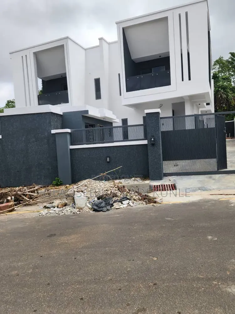 4bdrm Duplex in Adeyi Old Bodija for sale