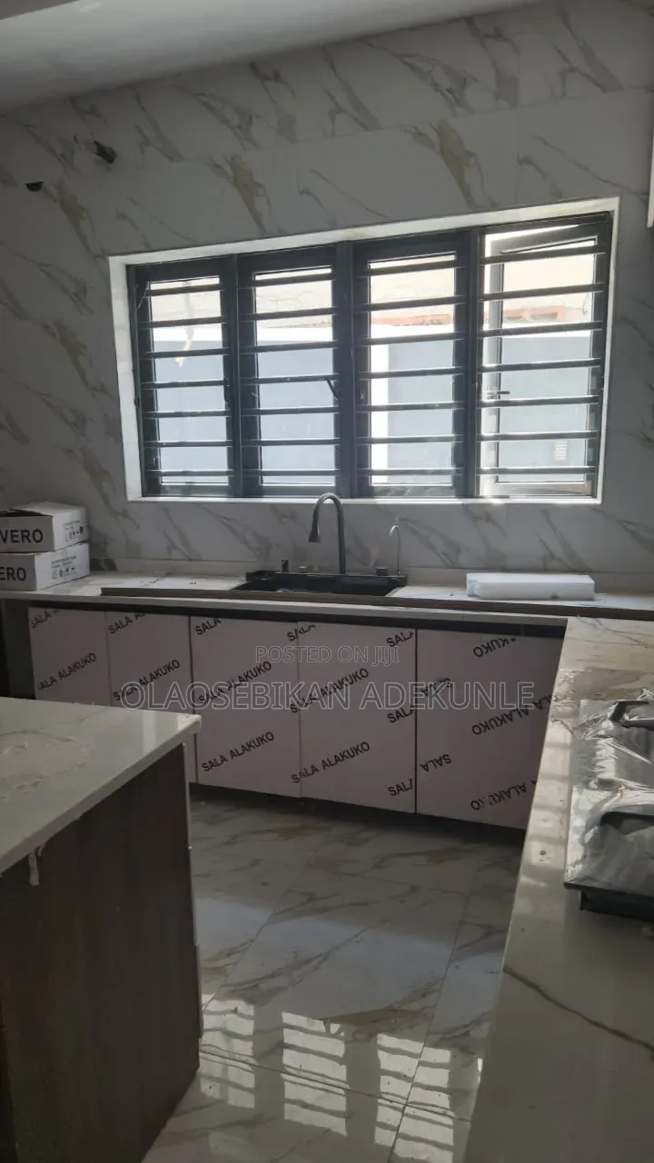 4bdrm Duplex in Adeyi Old Bodija for sale