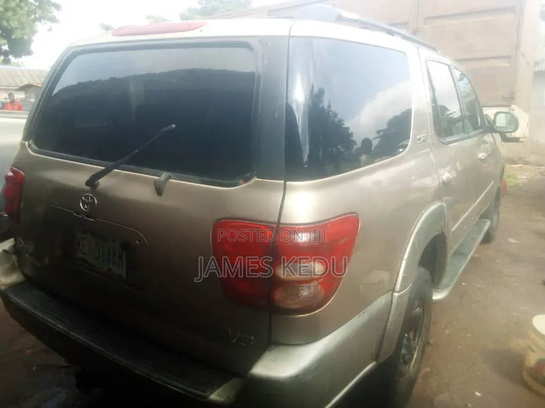 Toyota Sequoia 2004 Gold