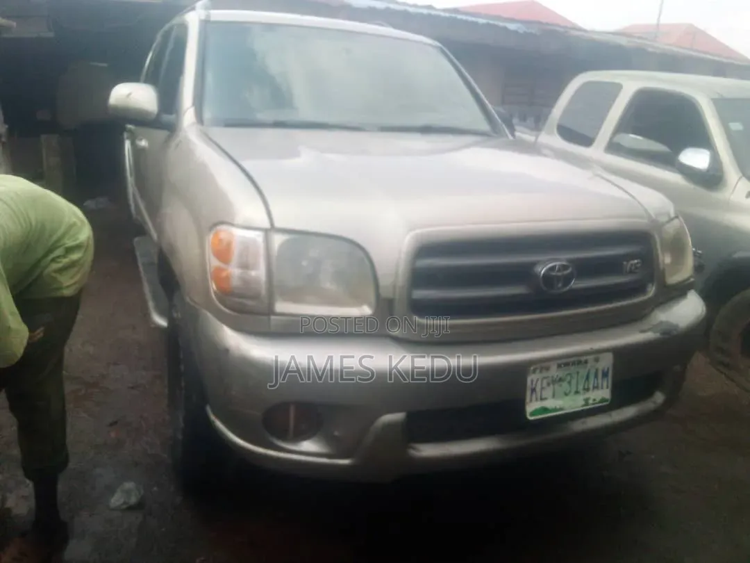 Toyota Sequoia 2004 Gold