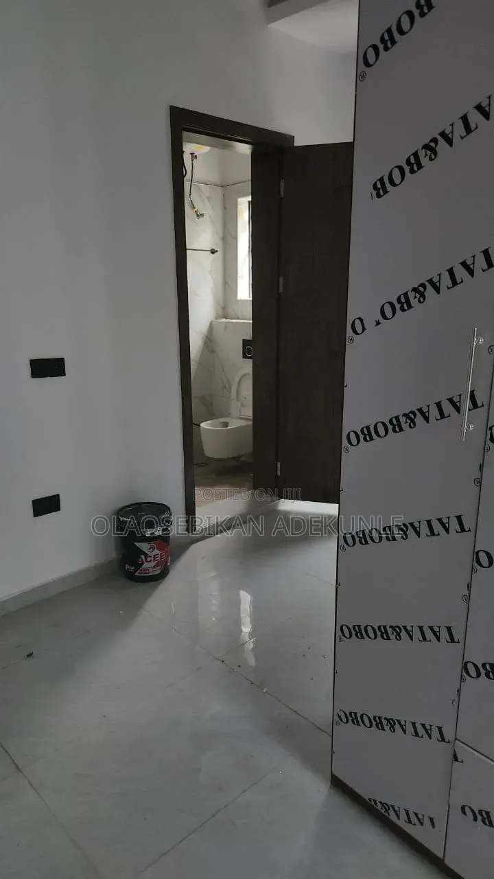 4bdrm Duplex in Adeyi Old Bodija for sale