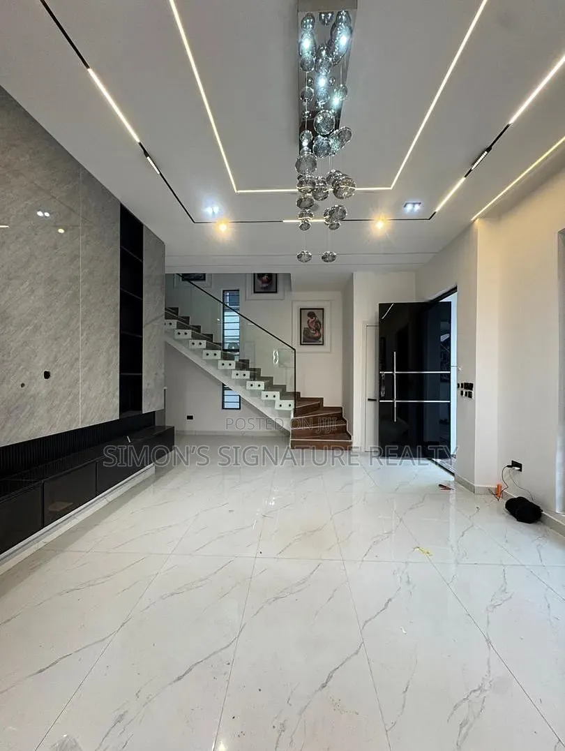 5bdrm Duplex in Ikota for sale