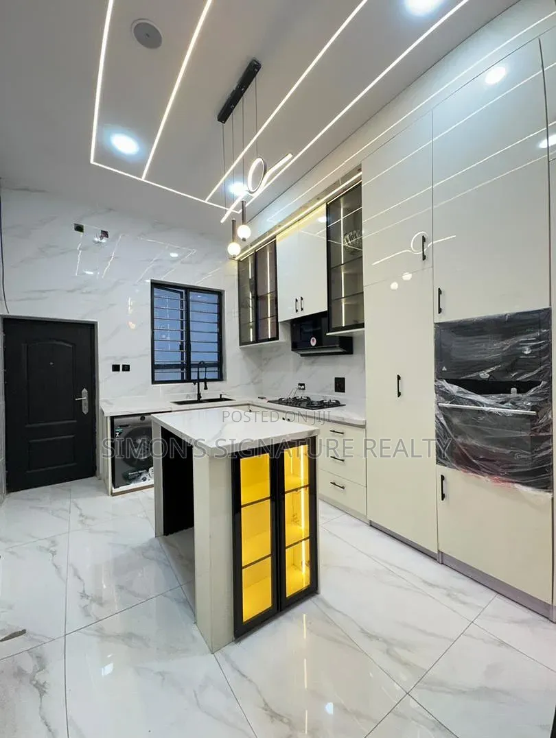 5bdrm Duplex in Ikota for sale