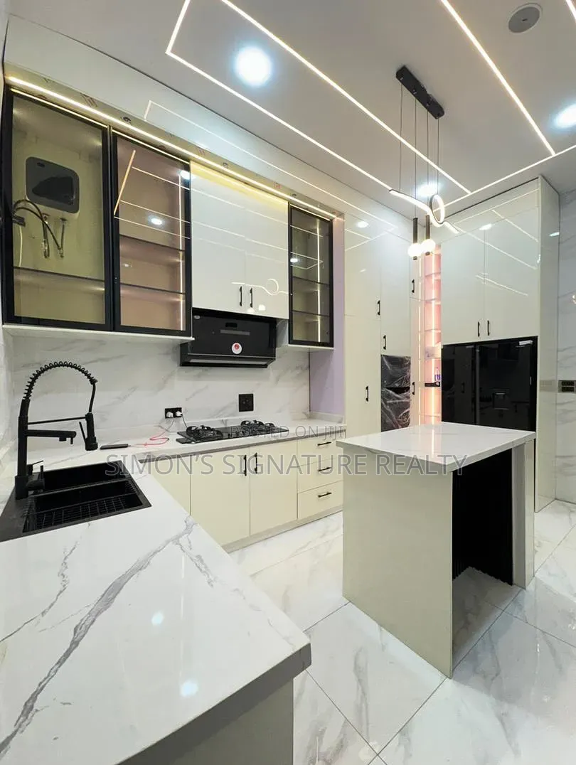 5bdrm Duplex in Ikota for sale