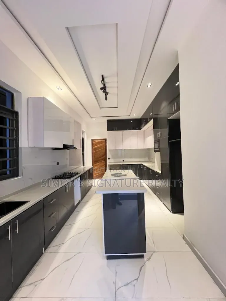 5bdrm Duplex in Chevron for sale