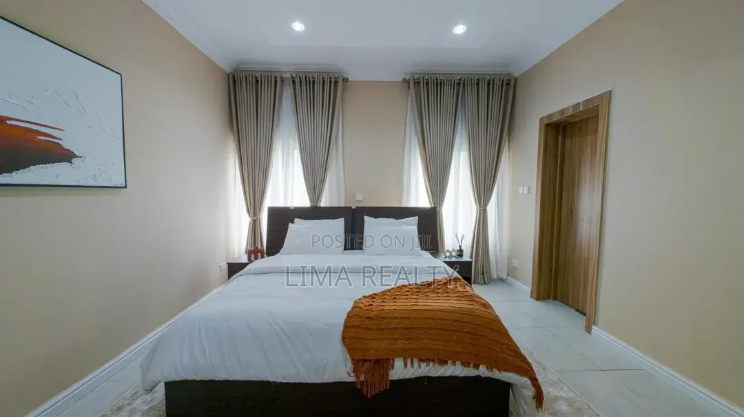 Biege Beauty- 3 Bed City View Apartment