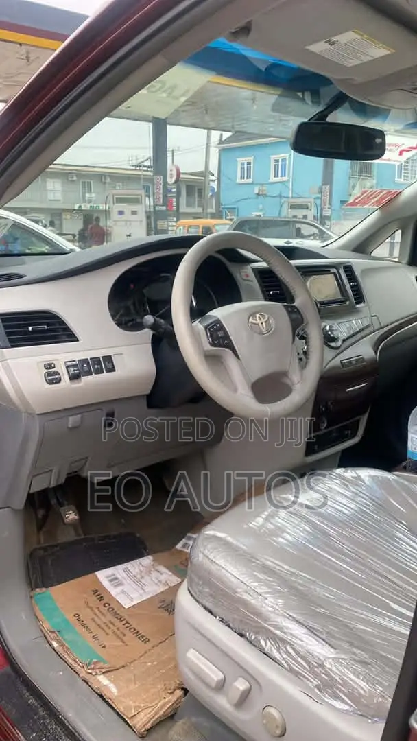 Toyota Sienna XLE AWD 7-Passenger 2013 Red