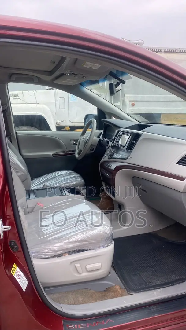 Toyota Sienna XLE AWD 7-Passenger 2013 Red