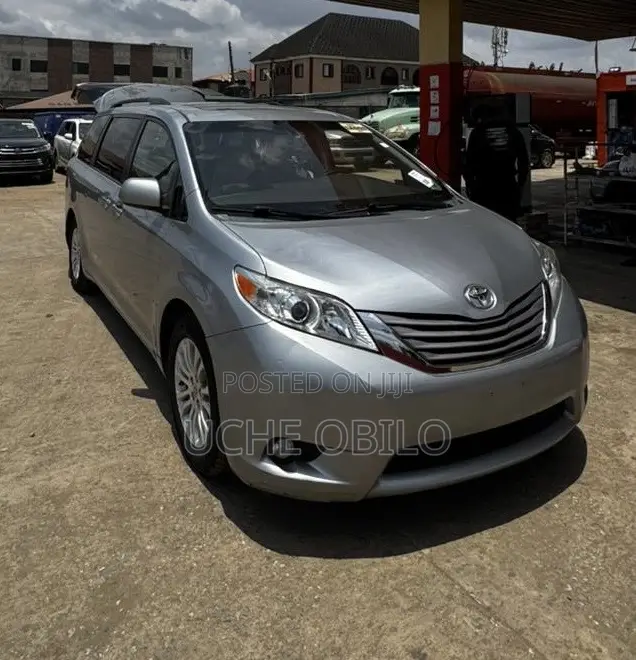 Toyota Sienna XLE 7-Passenger 4dr Minivan AWD (3.5L 6cyl 6A) 2015