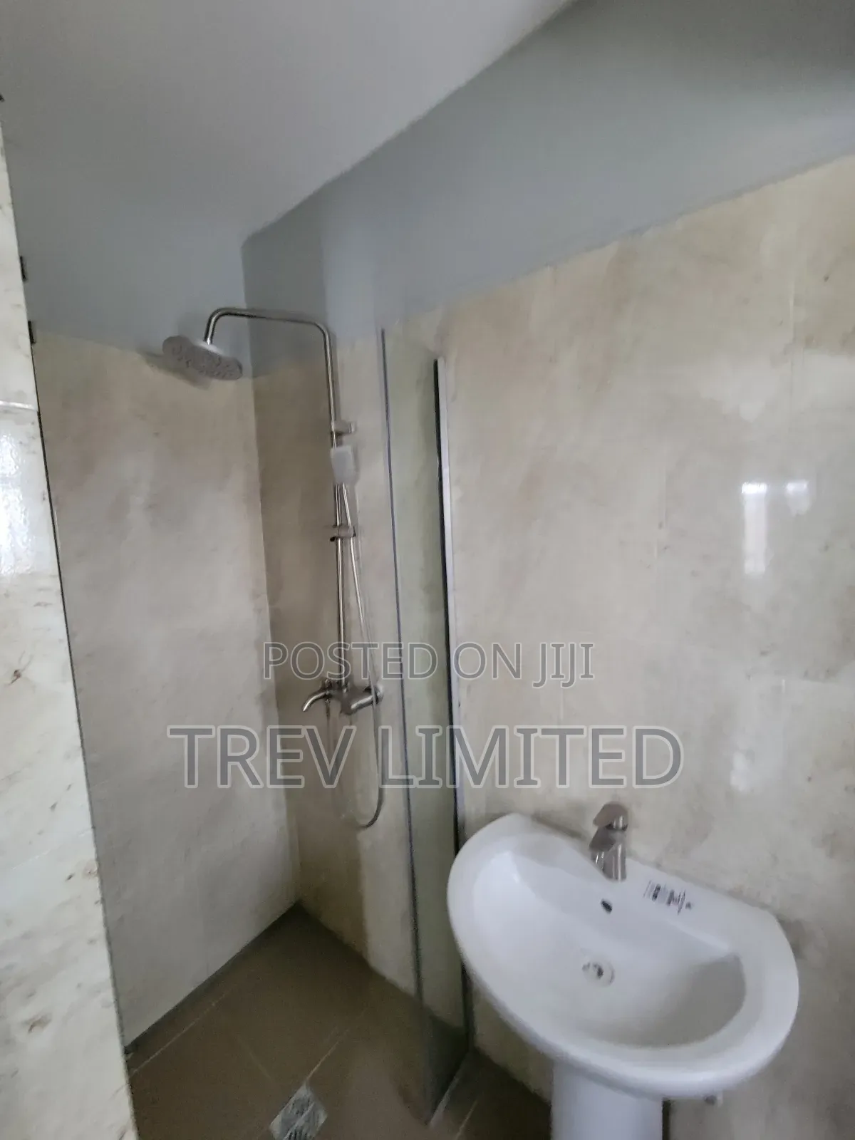 4bdrm Block of Flats in Rockstone Estate for sale