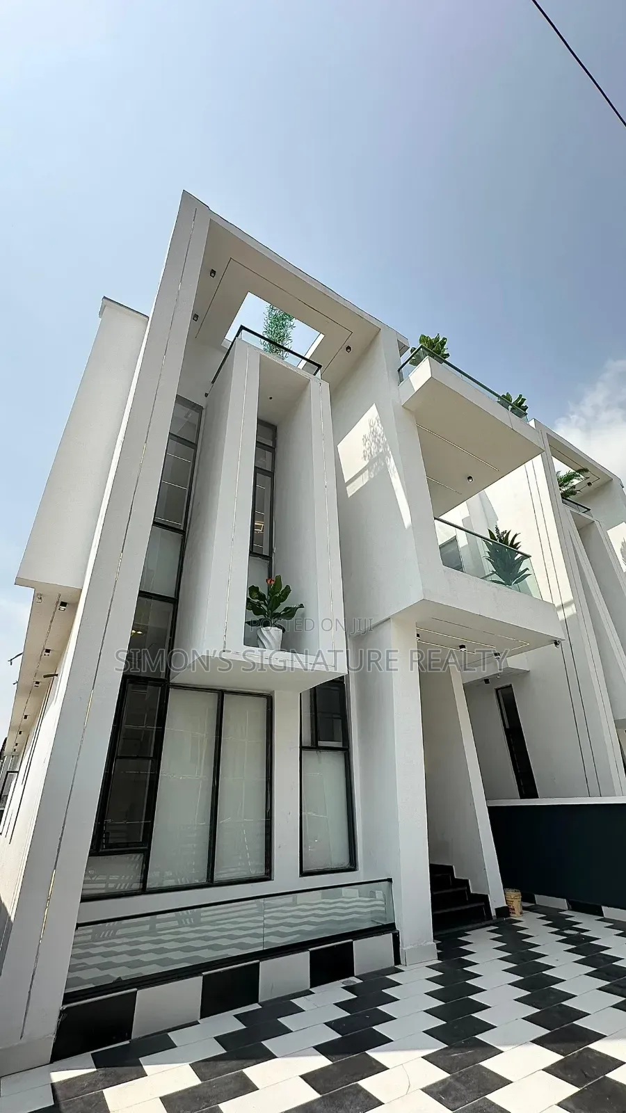 5bdrm Duplex in Chevron for sale