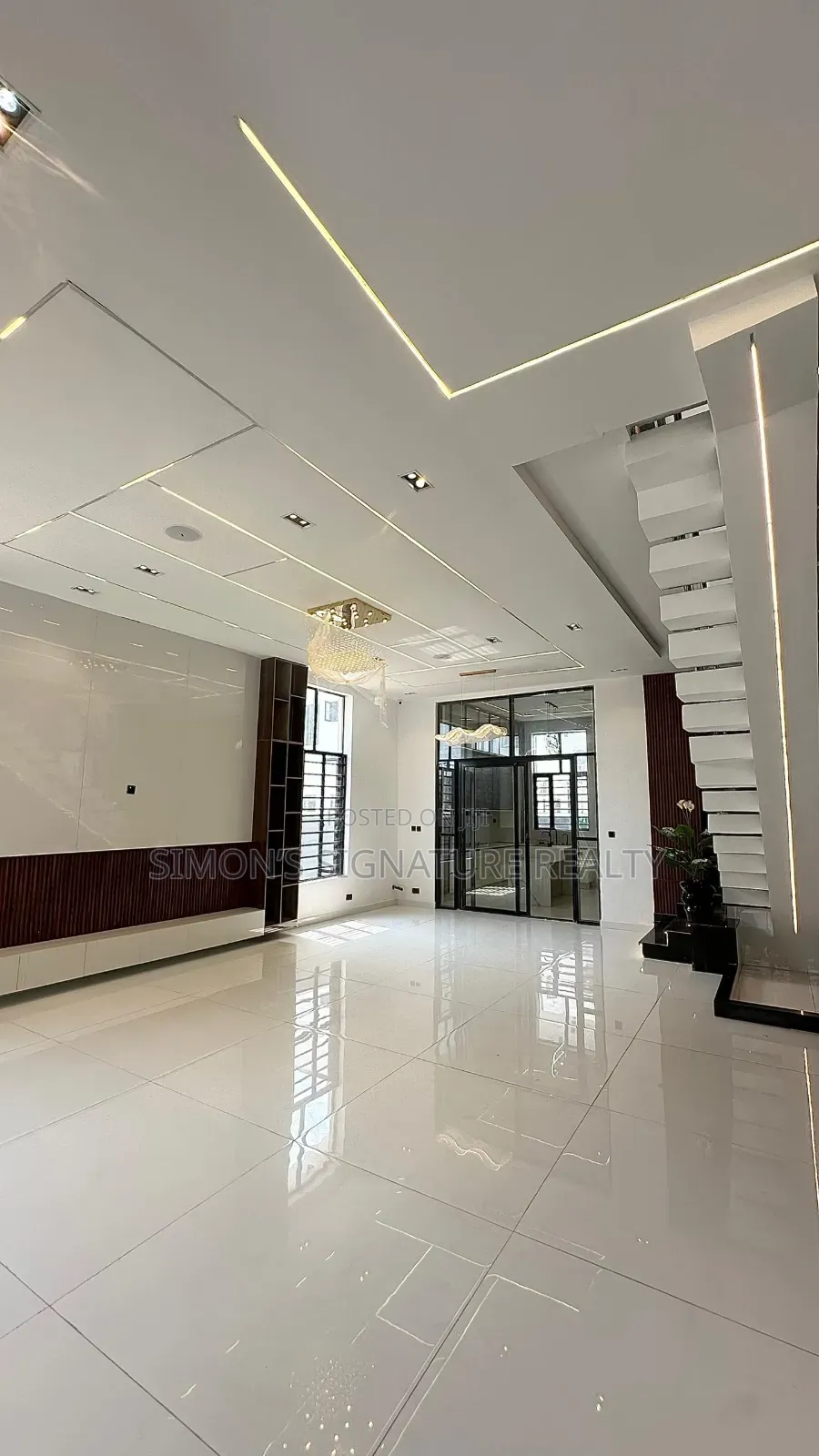 5bdrm Duplex in Chevron for sale