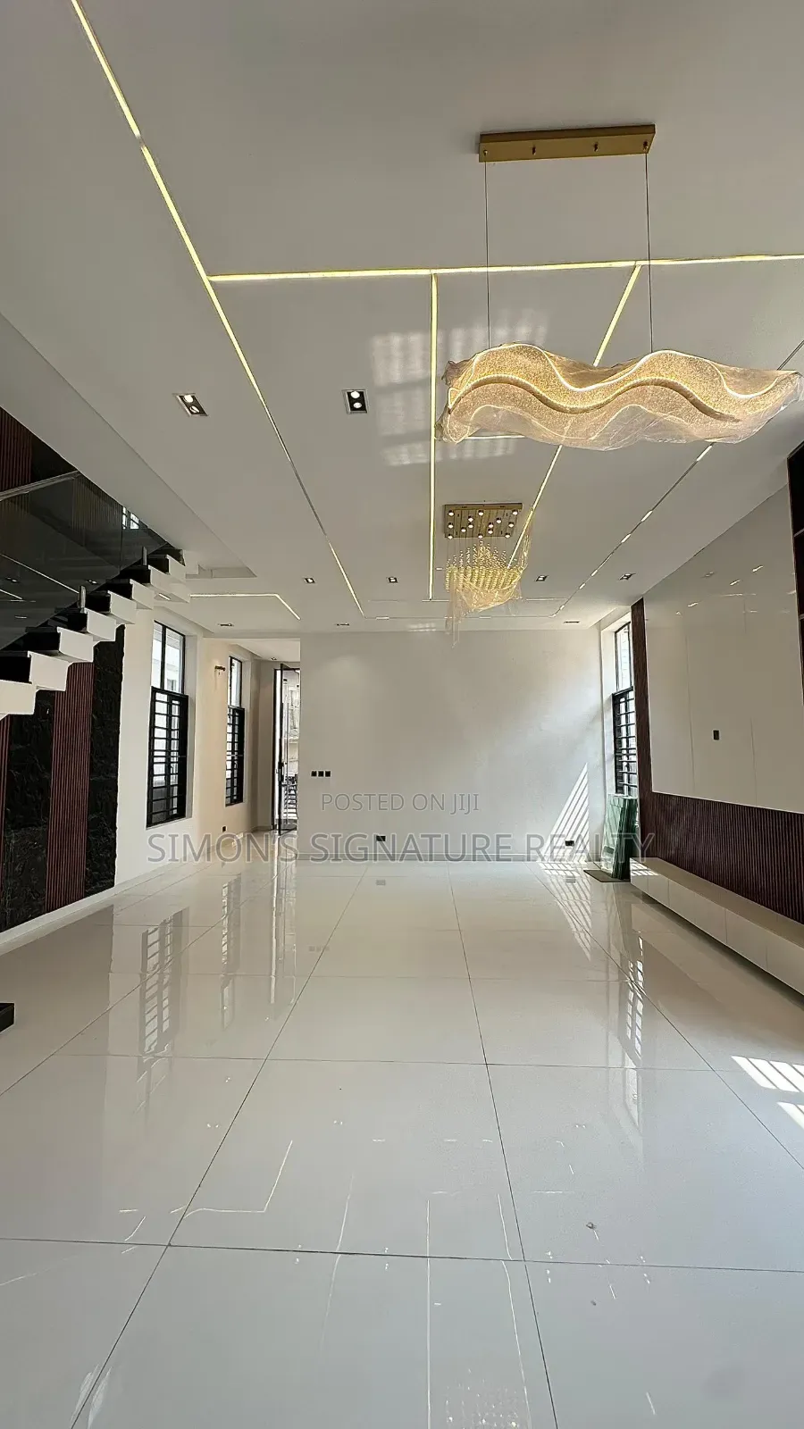 5bdrm Duplex in Chevron for sale