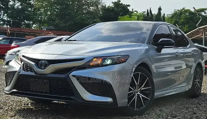 Toyota Camry SE 2022 Silver
