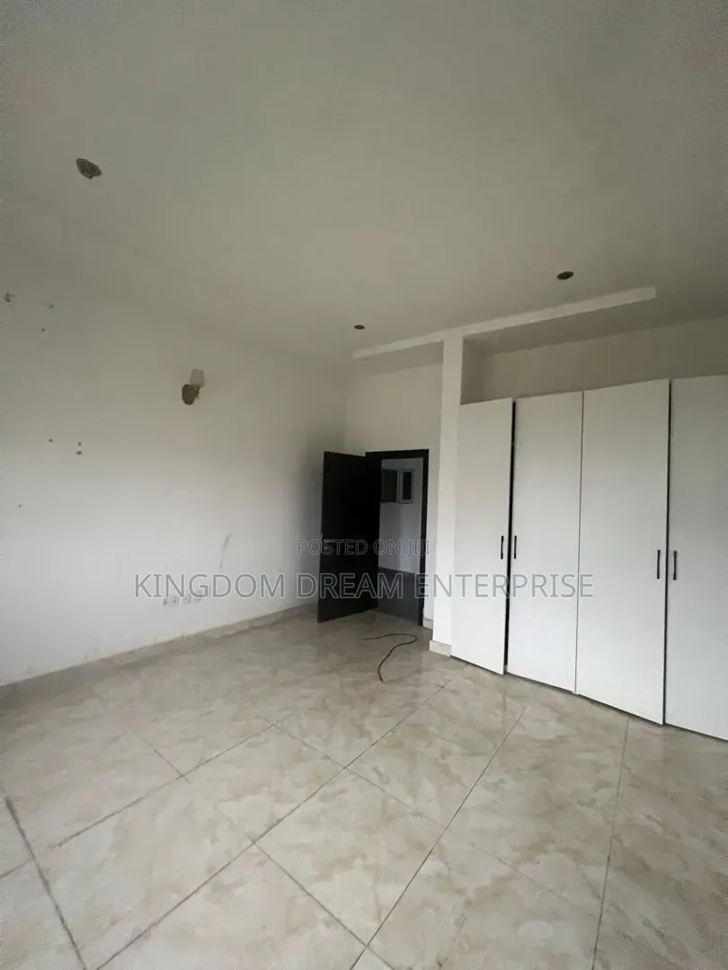 4bdrm Duplex in Lakeview Estate for rent