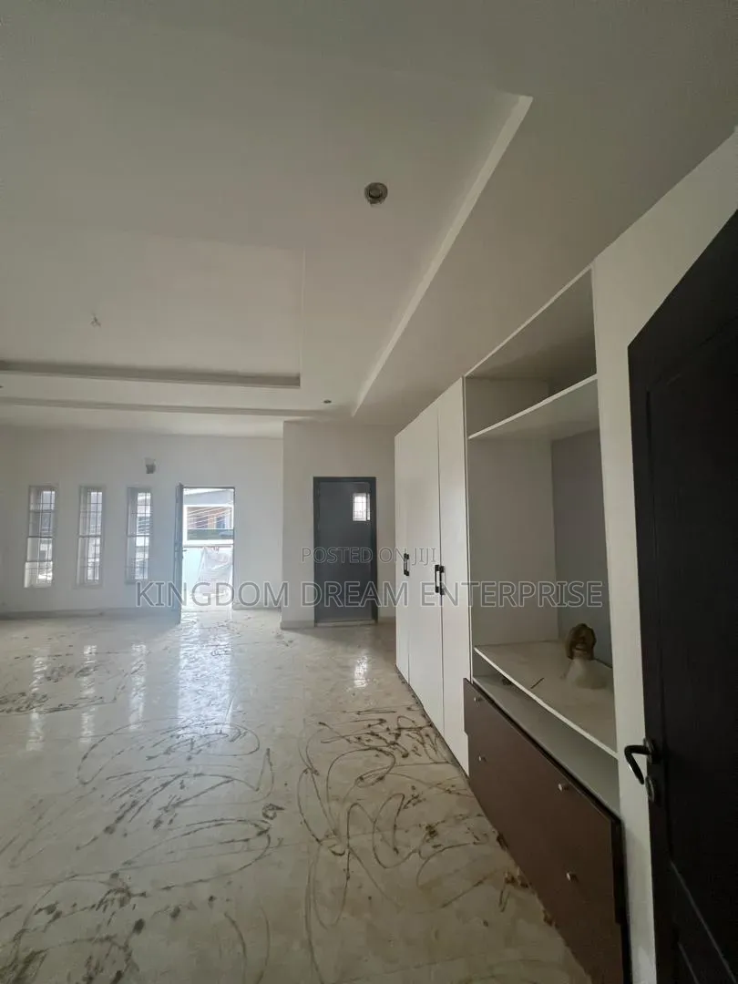 4bdrm Duplex in Lakeview Estate for rent