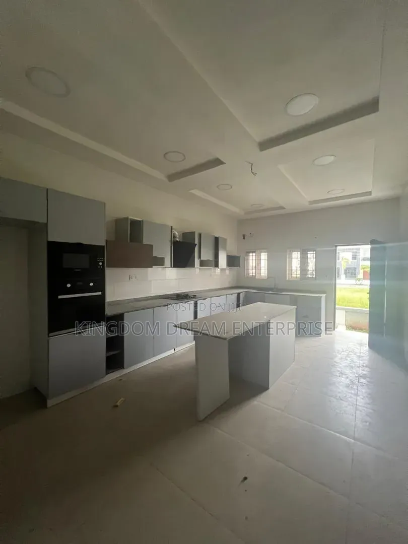 4bdrm Duplex in Lakeview Estate for rent