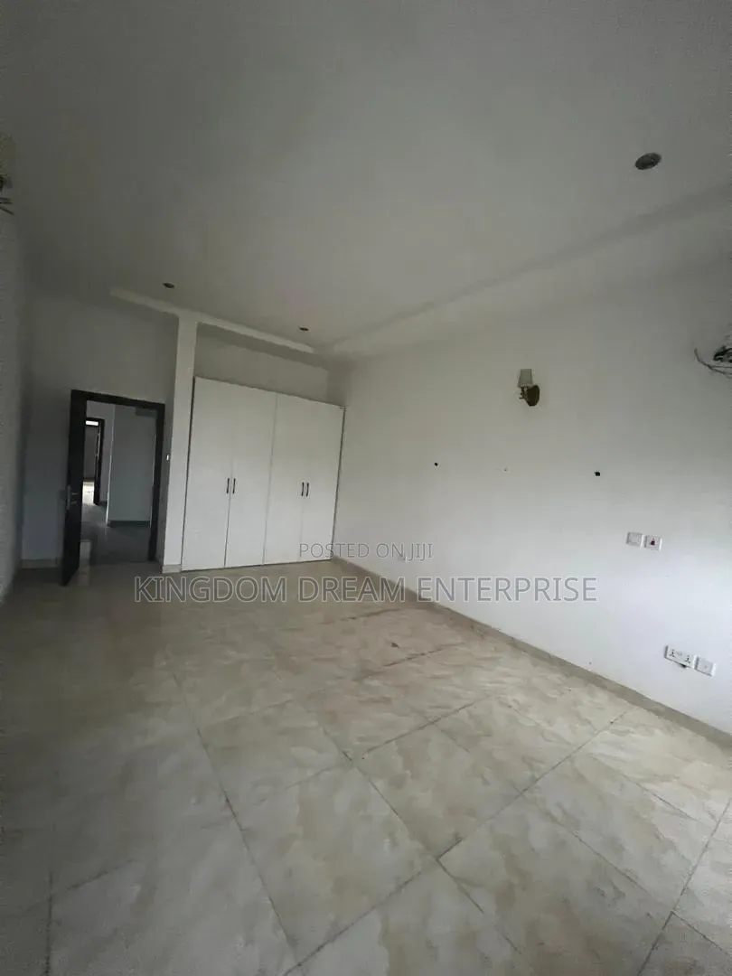 4bdrm Duplex in Lakeview Estate for rent