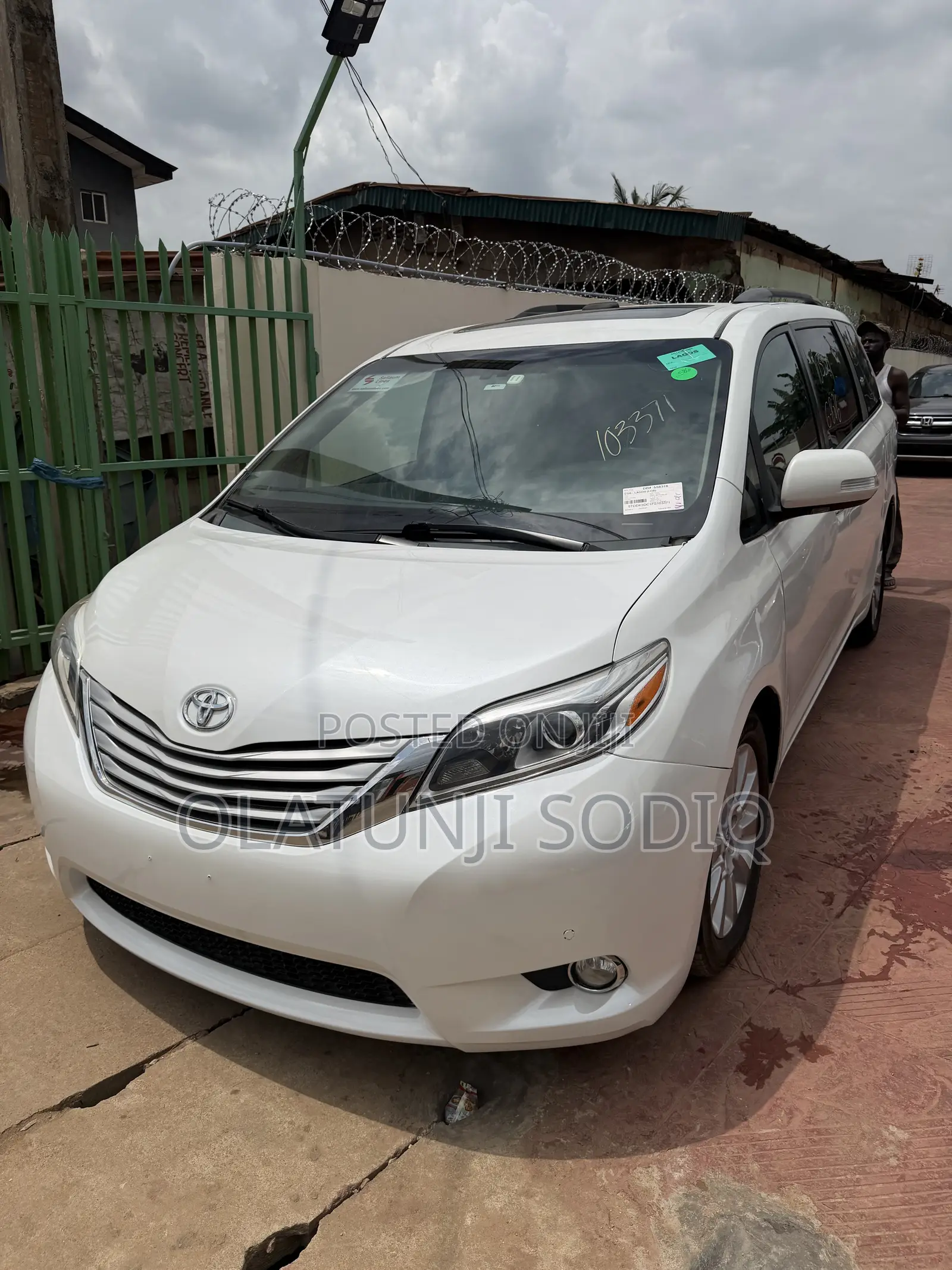 Toyota Sienna XLE Premium 7-Passenger 4dr Minivan AWD (3.5L 6cyl 6A) Whtite