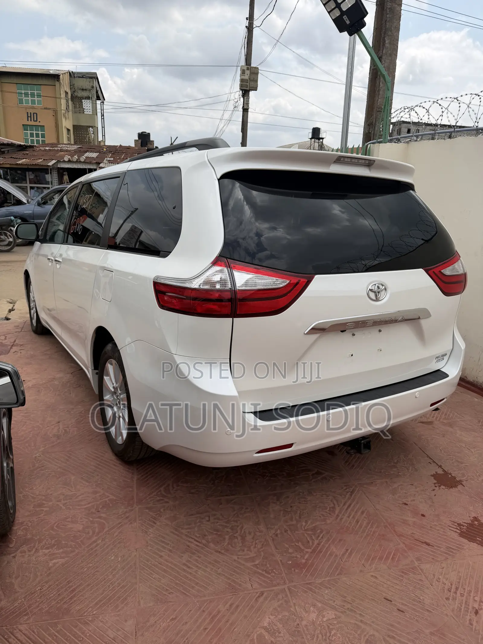 Toyota Sienna XLE Premium 7-Passenger 4dr Minivan AWD (3.5L 6cyl 6A) Whtite