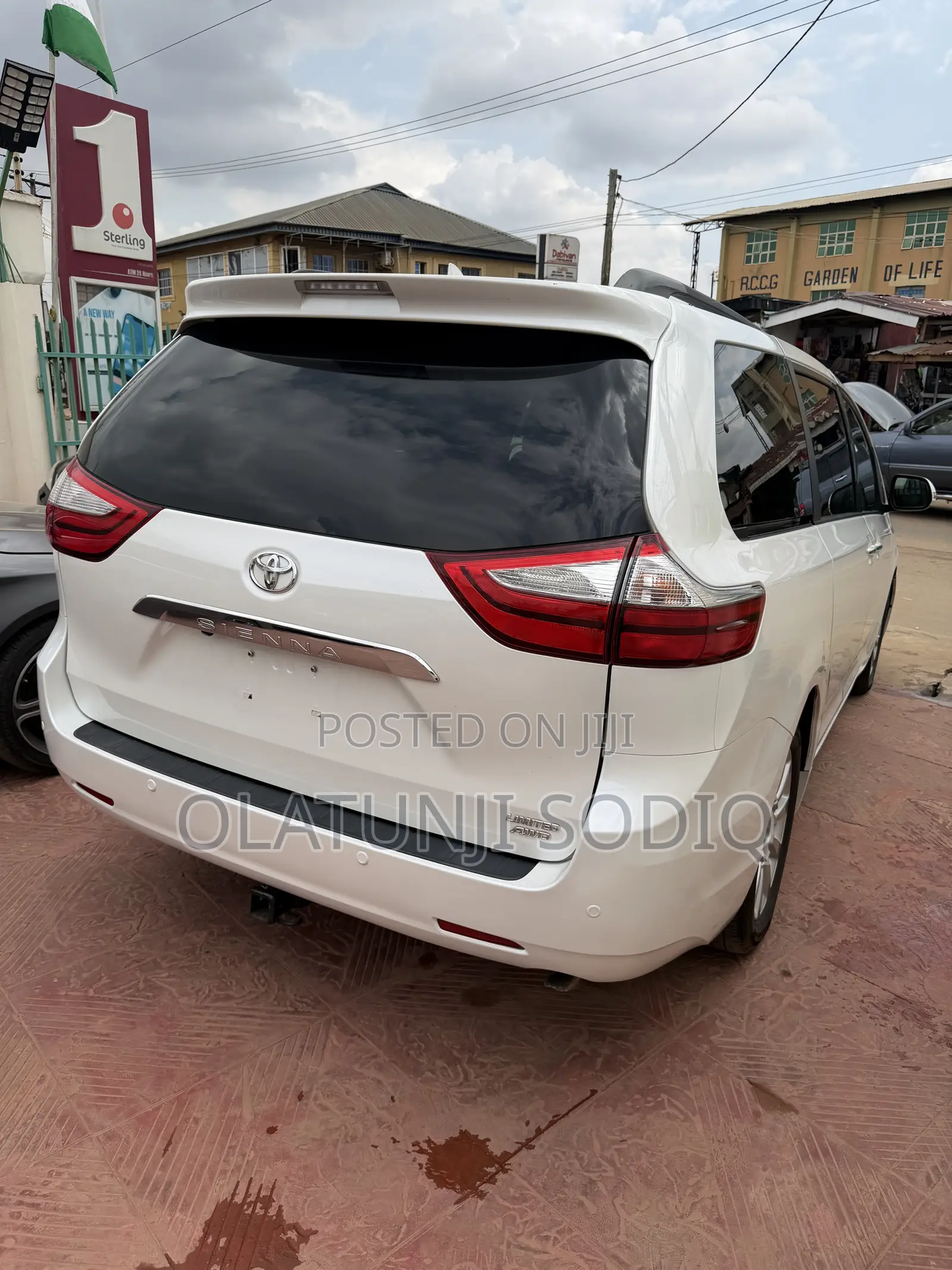Toyota Sienna XLE Premium 7-Passenger 4dr Minivan AWD (3.5L 6cyl 6A) Whtite