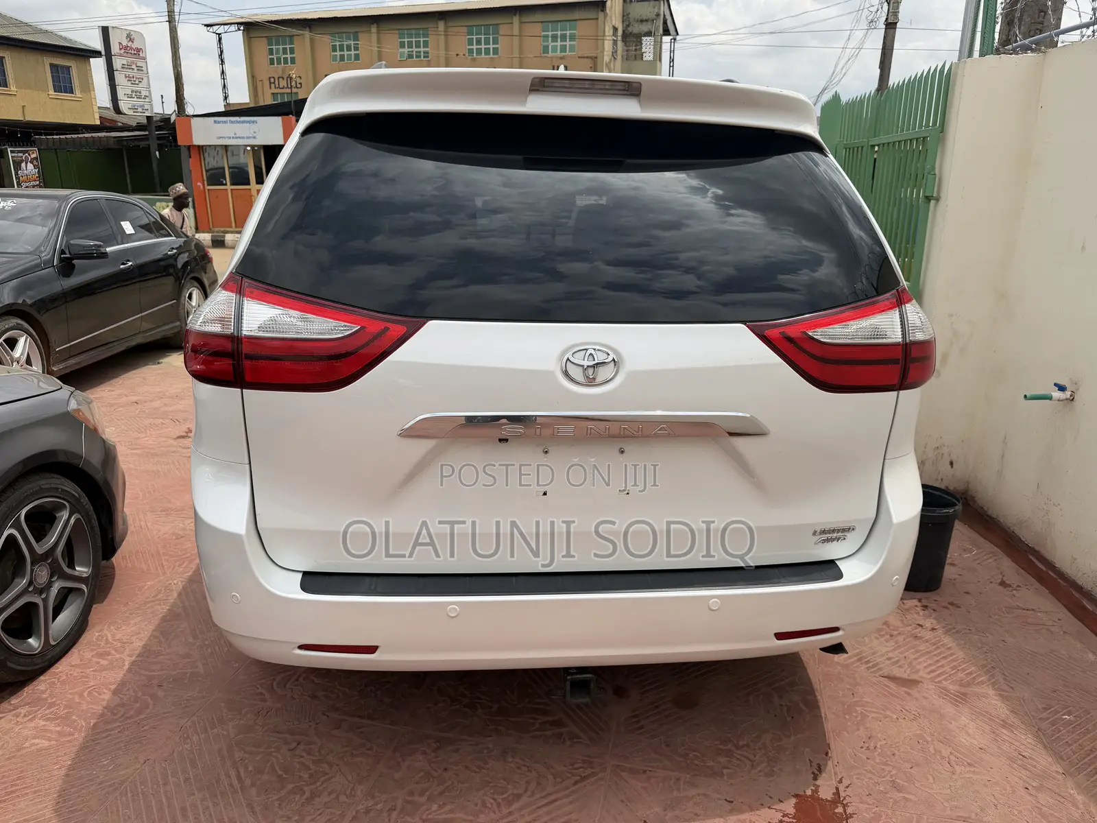 Toyota Sienna XLE Premium 7-Passenger 4dr Minivan AWD (3.5L 6cyl 6A) Whtite