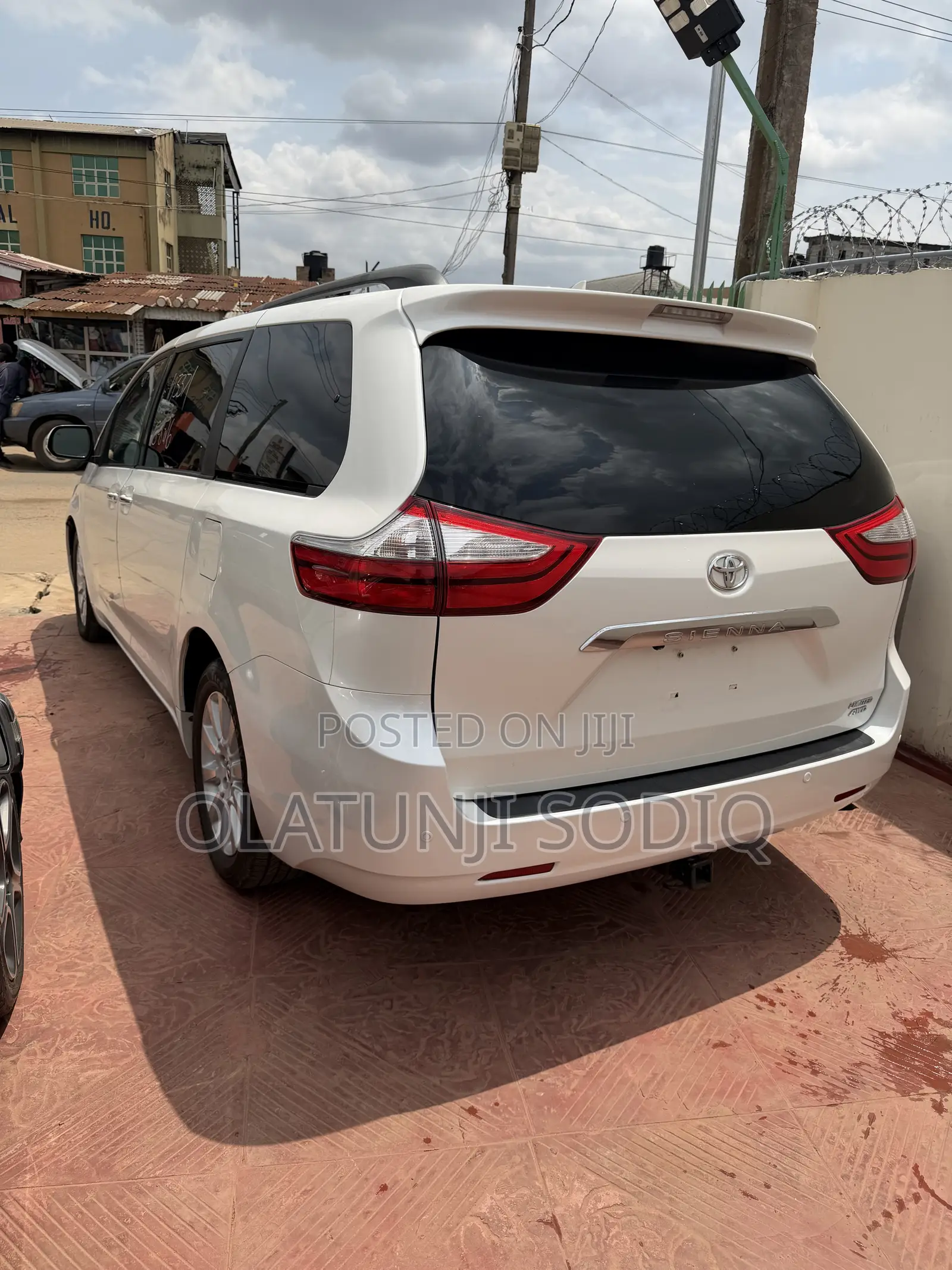Toyota Sienna XLE Premium 7-Passenger 4dr Minivan AWD (3.5L 6cyl 6A) Whtite
