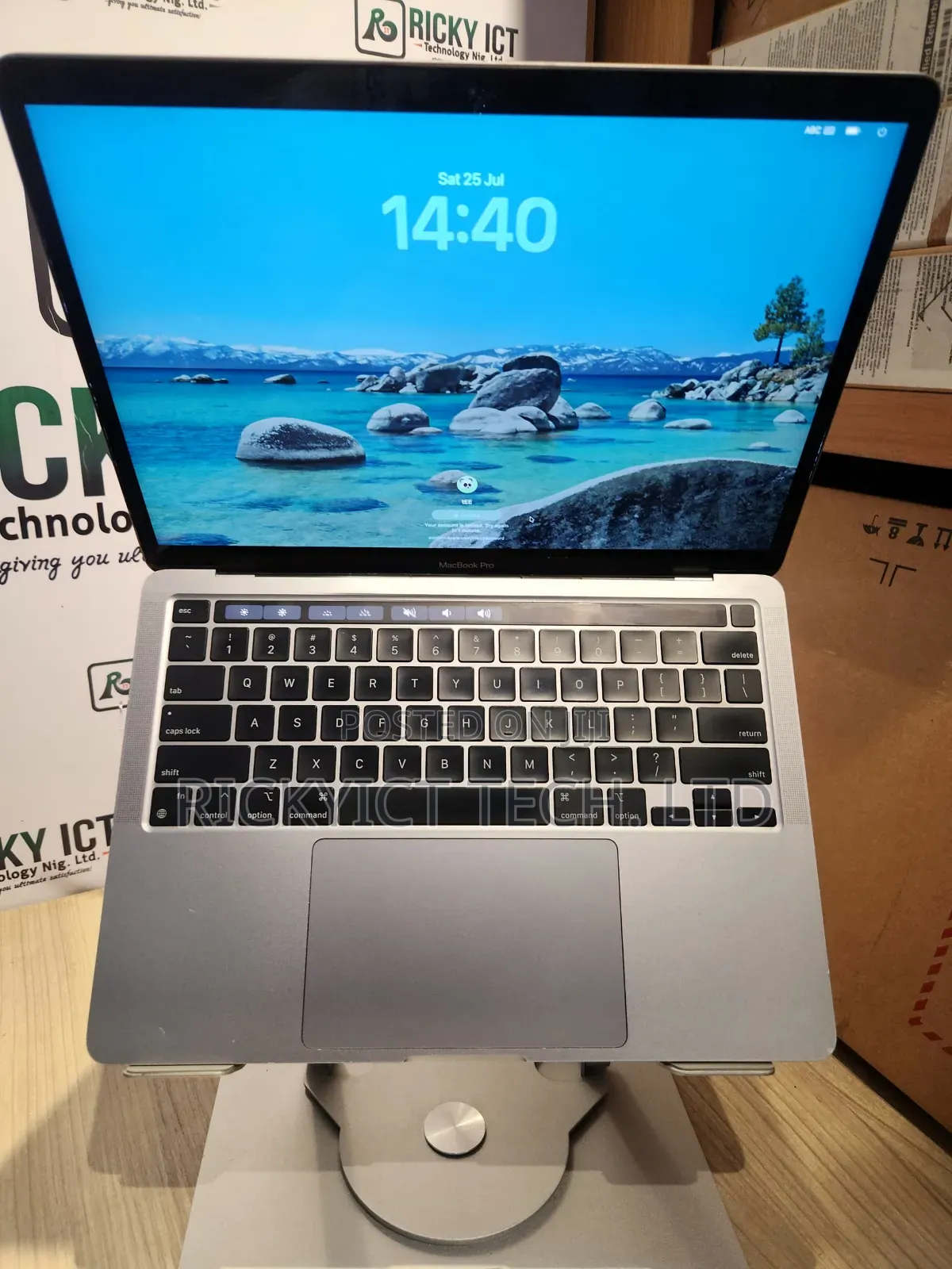 Laptop Apple MacBook Pro 2022 M2 8GB Apple M2 SSD 256GB