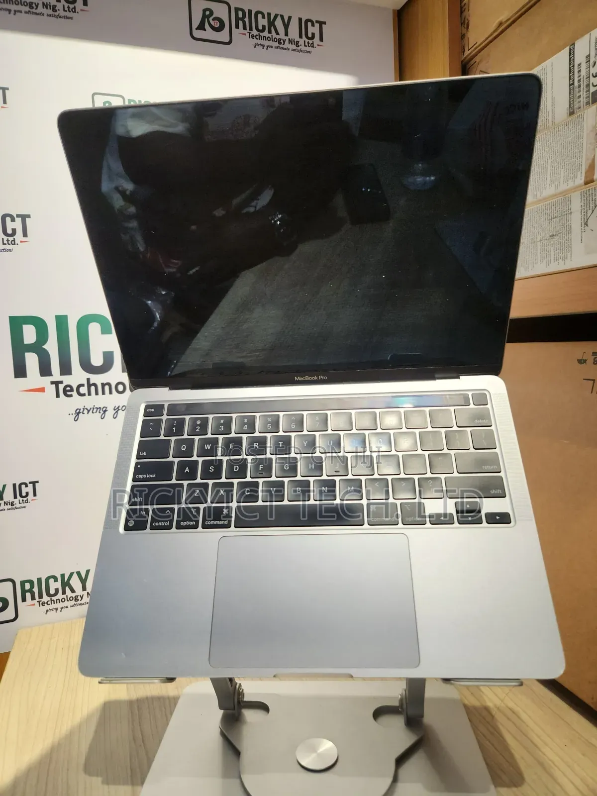 Laptop Apple MacBook Pro 2022 M2 8GB Apple M2 SSD 256GB