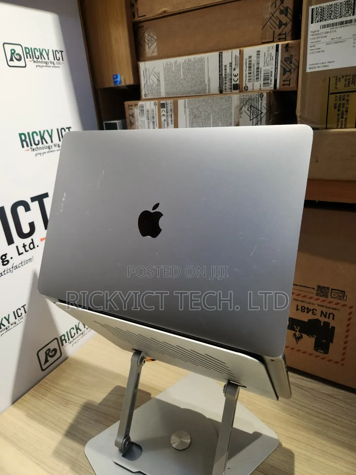 Laptop Apple MacBook Pro 2022 M2 8GB Apple M2 SSD 256GB
