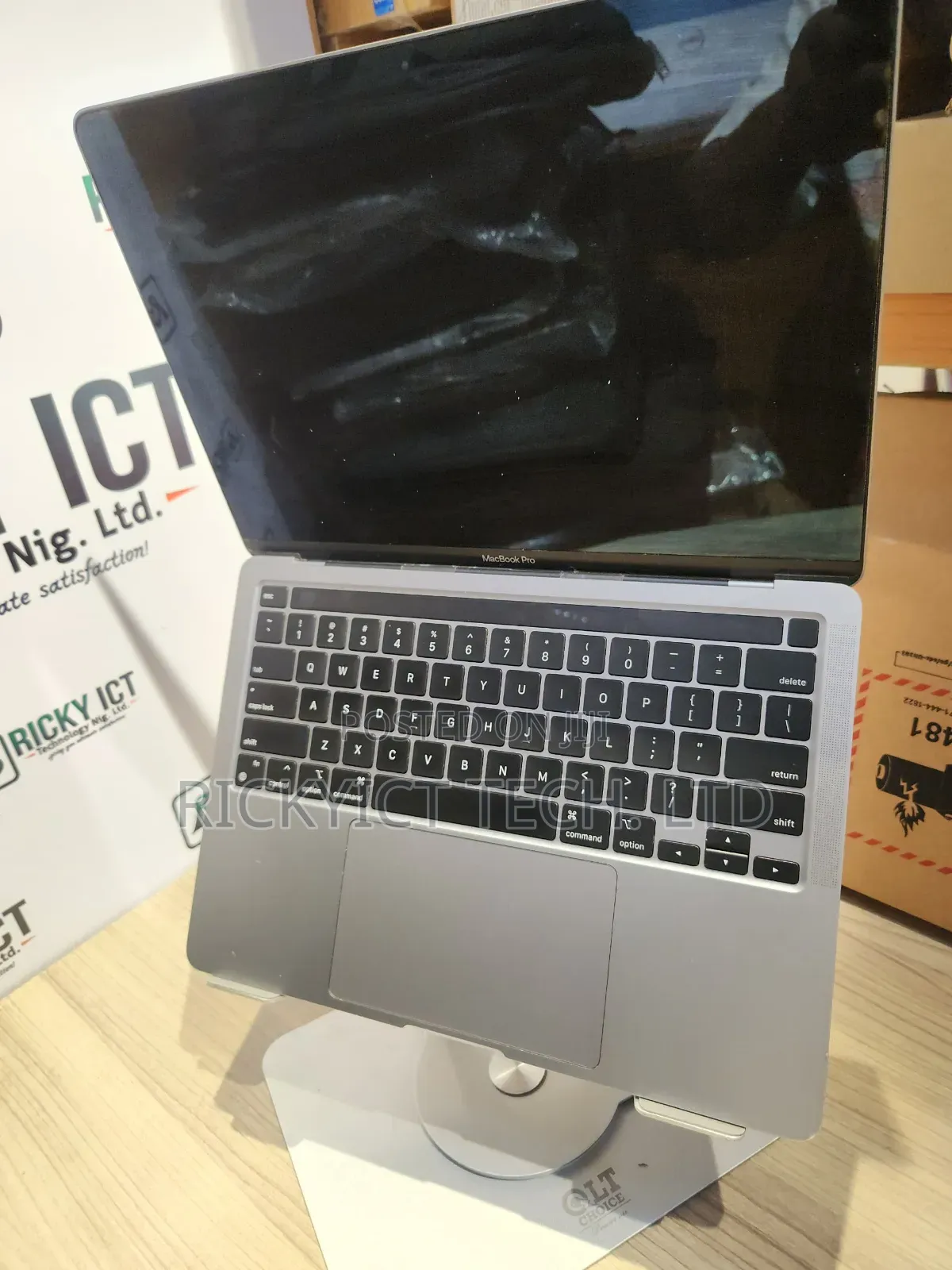 Laptop Apple MacBook Pro 2022 M2 8GB Apple M2 SSD 256GB