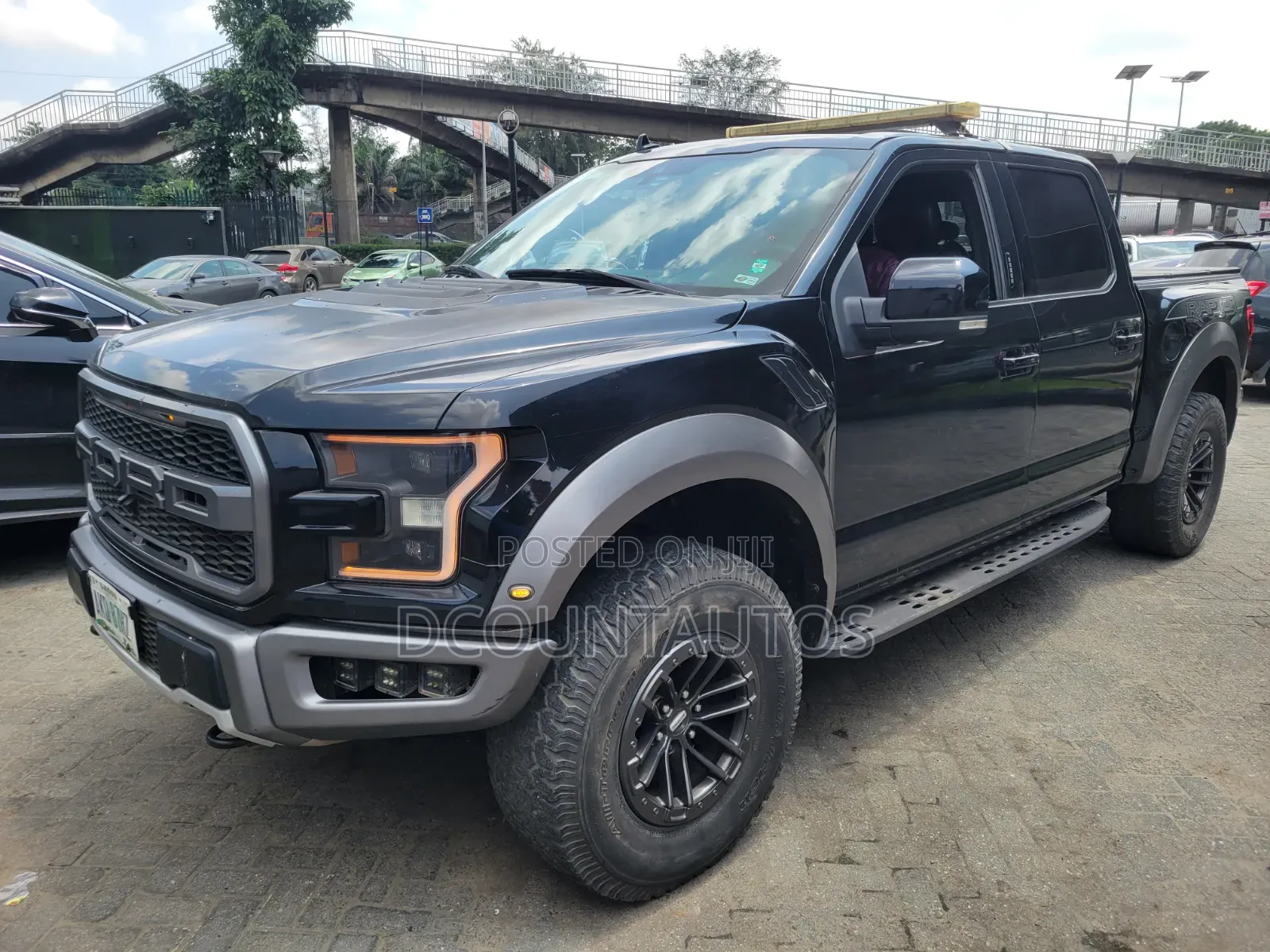 Ford F-150 Raptor 4x4 SuperCrew Cab Styleside 5.5 ft. box 145 in. WB