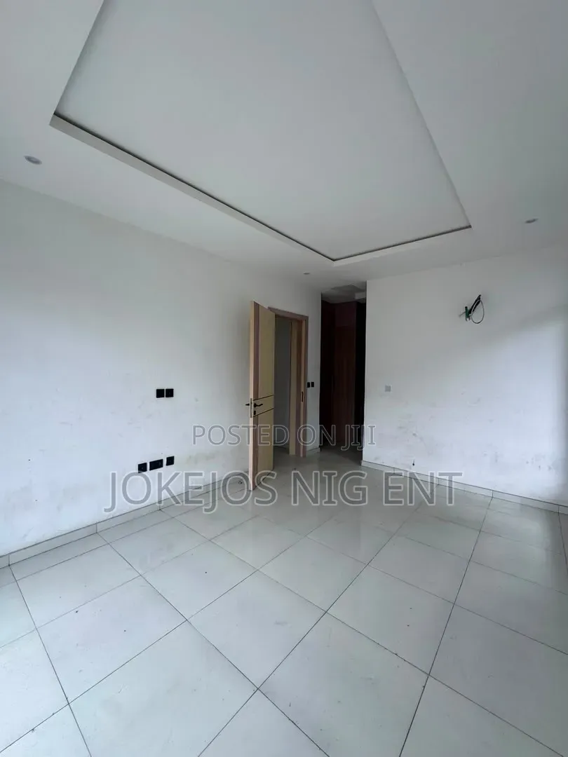 4bdrm Maisonette in Lekki Phase 1 for rent