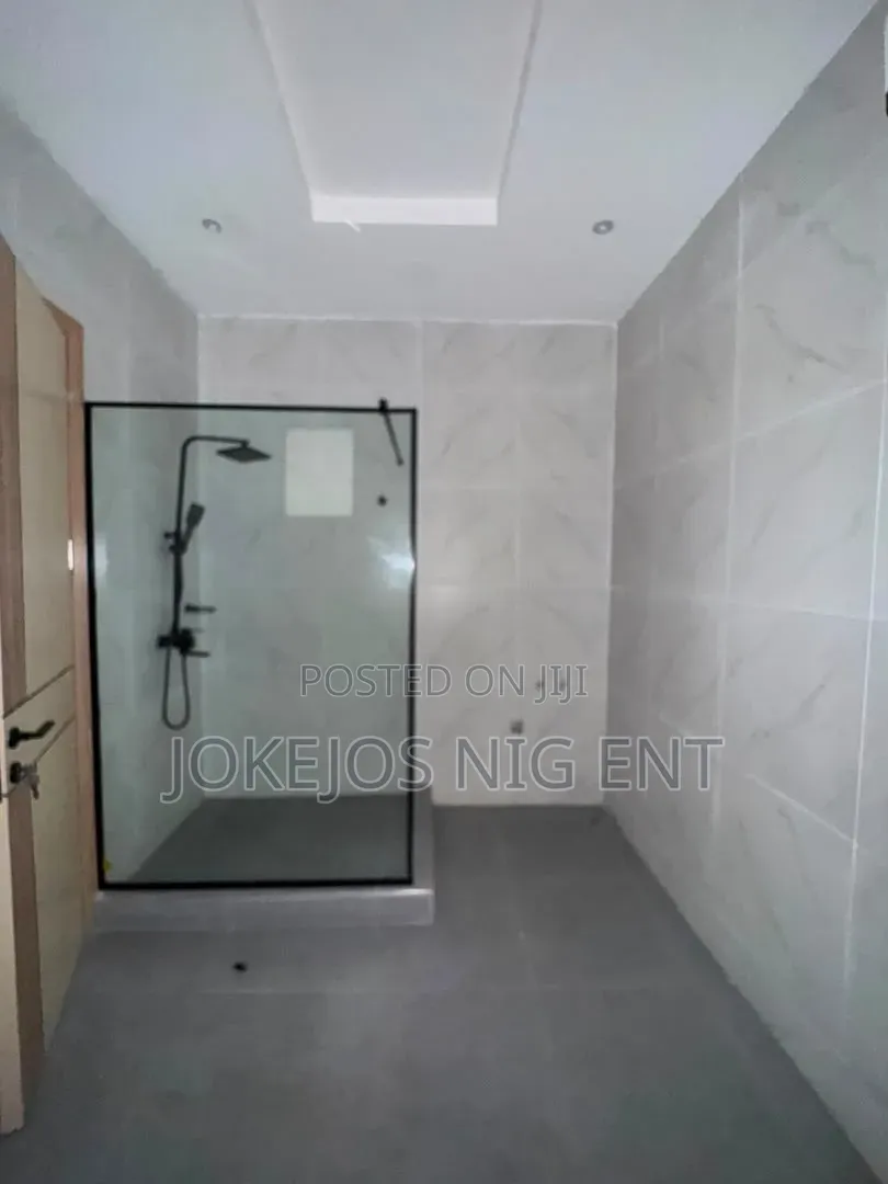 4bdrm Maisonette in Lekki Phase 1 for rent