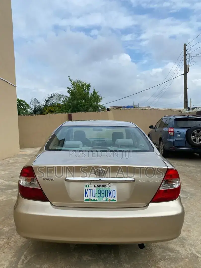 Toyota Camry 2004 Gold