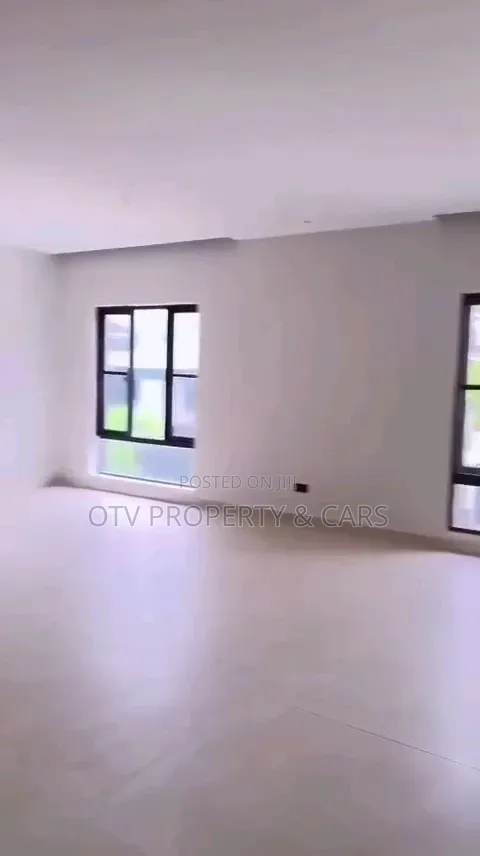4bdrm Duplex in Banana Island for sale