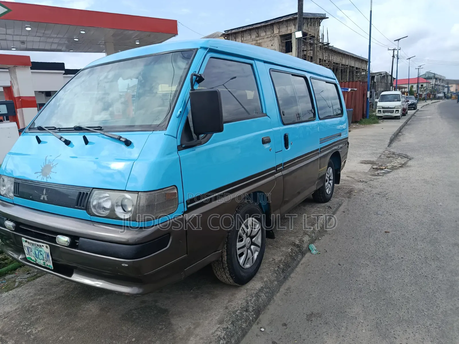 Mitsubishi L300 2005 Blue