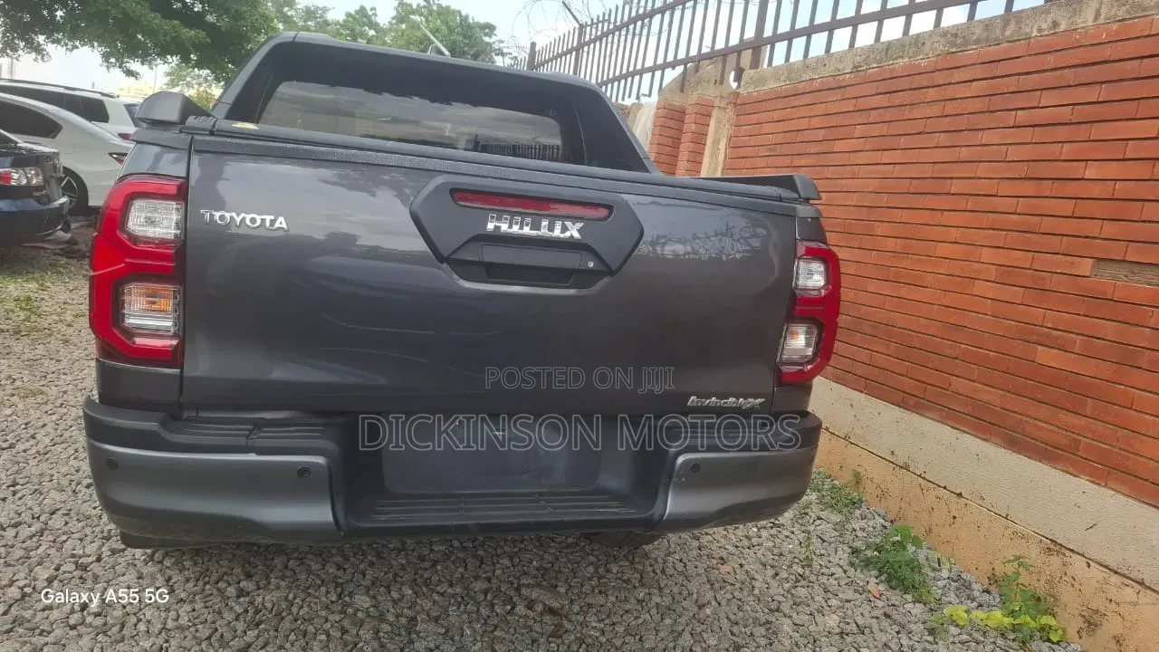 Toyota Hilux 2024 Black
