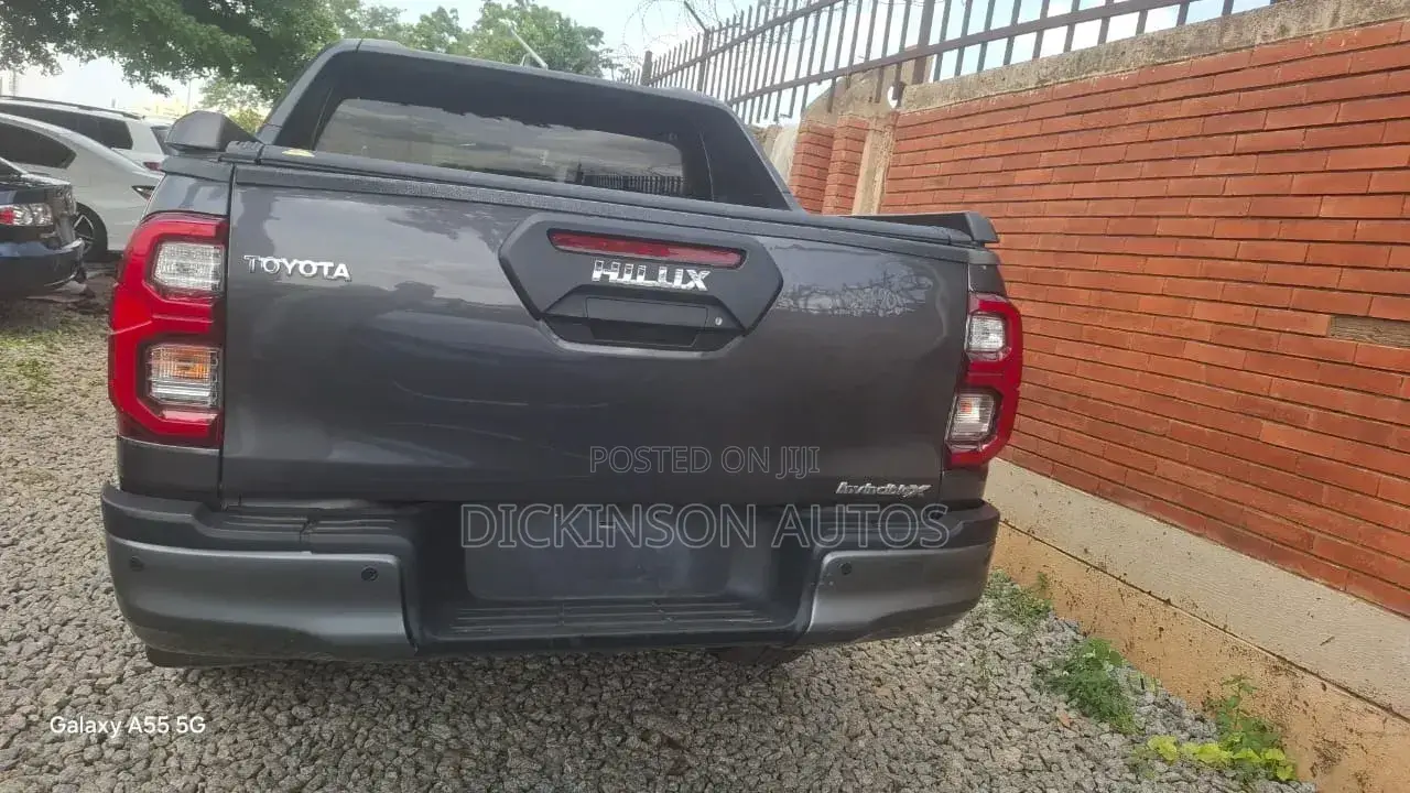 Toyota Hilux 2024 Black