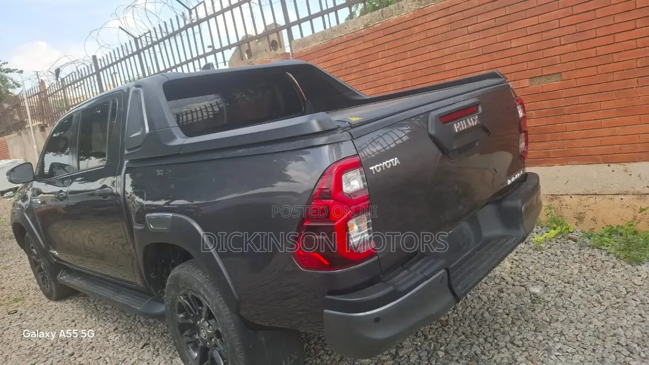 Toyota Hilux 2024 Black